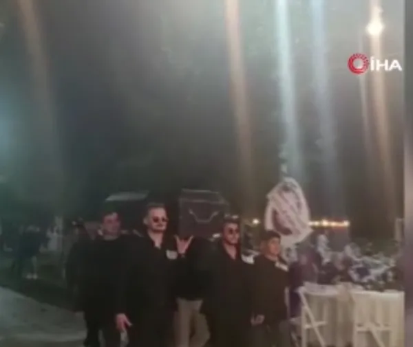 dugun-gununde-damadin-arkadaslarindan-cenaze-konseptli-surpriz-aci-kaybimiz-pankartiyla-giris-yaptilar-1667039109455.jpg Düğün gününde damadın arkadaşlarından cenaze konseptli sürpriz! “Acı kaybımız” pankartıyla giriş yaptılar - 4