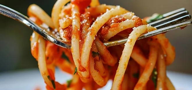 İtalyanların sırrı buymuş! Makarnayı su yerine bununla haşlayın...