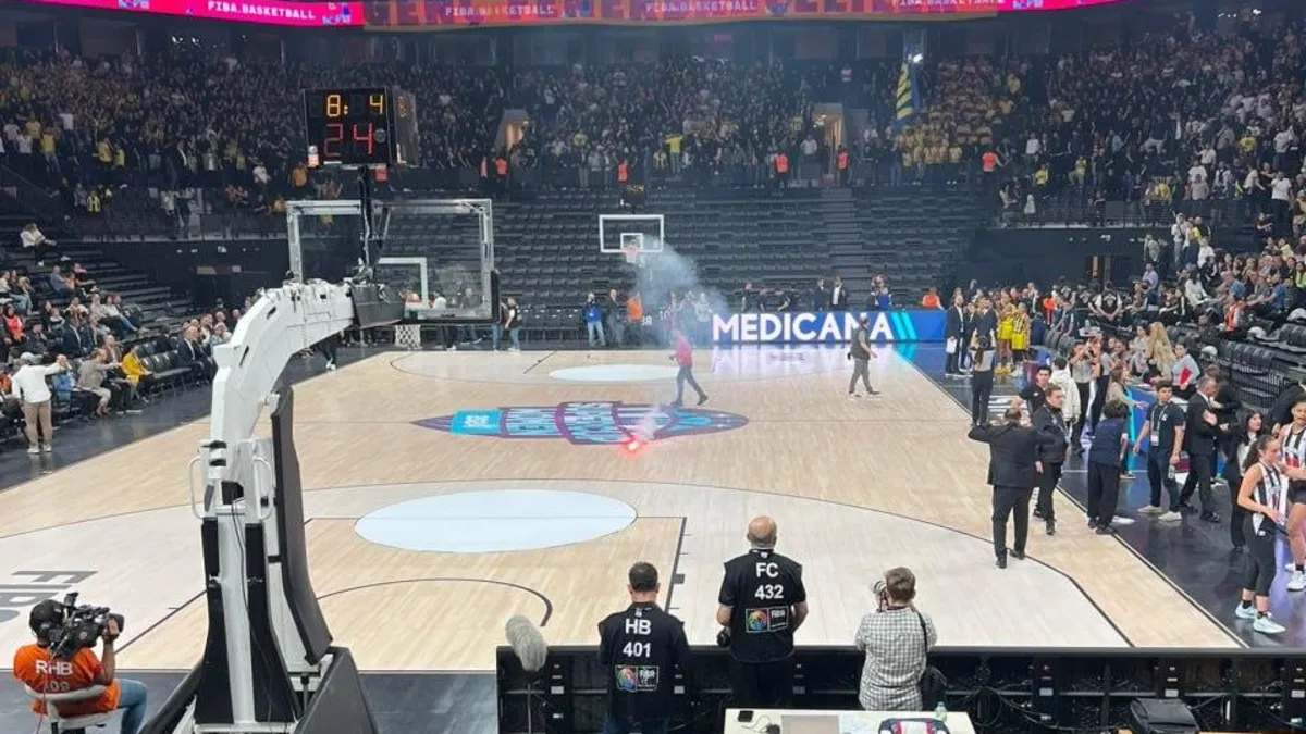 Fenerbahçe- Beşiktaş derbisi ertelendi! Sahaya yanıcı ve patlayıcı madde atıldı