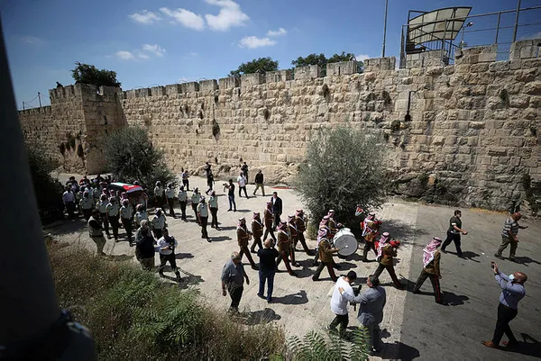 Fanatik Yahudiler Mescid-i Aksa’ya saldırdı