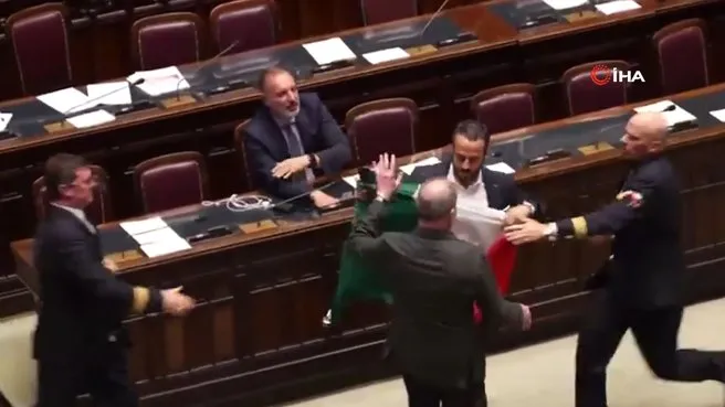 İtalya parlamentosunda gerilim! Yumruklar havada uçuştu