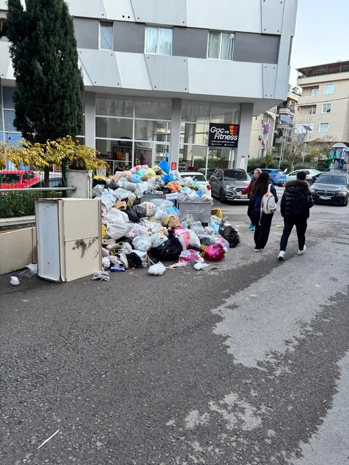 Maltepe’de sıra sıra çöp dağları! Bölge halkından CHP’li belediyeye büyük isyan