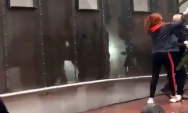 Babası yaşındaki adamı tekme tokat dövüp başına şişeyle vurdu - 1