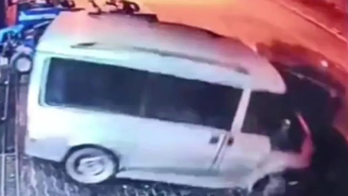 Hafif ticari araç önce patpata sonra minibüse çarptı: O anlar kamerada
