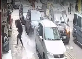 Ölüm teğet geçti! Mucize kurtuluş! Fırtına İzmir’i vurdu! Deniz taştı yollar göle döndü