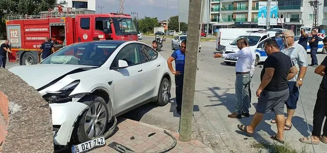 Hatay’da polis aracıyla otomobil çarpıştı: 3’ü polis 5 yaralı