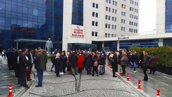 chpli-atasehir-belediyesinden-ucretlerini-alamayan-personel-is-birakma-eylemi-baslatti-belediye-baskani-ilgezd-1669992475471.jpg CHP'li Ataşehir Belediyesi'nden ücretlerini alamayan personel iş bırakma eylemi başlattı! Belediye Başkanı İlgezdi tehdit etti - 2