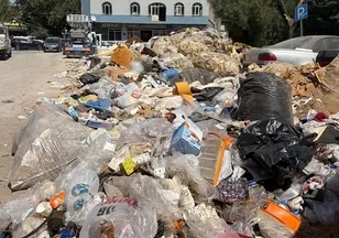 İzmir'de sokaklar çöp ve moloz dolu