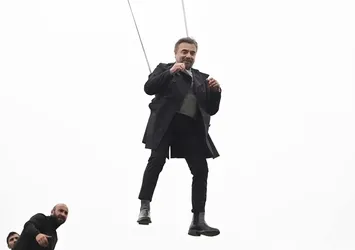Ben Bu Cihana Sığmazam’da Hollywood’u aratmayan sahneler! Oktay Kaynarca 30 metreden atladı