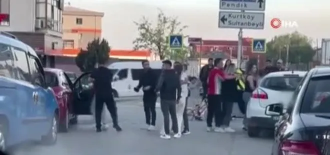 İstanbul Pendik’te kadın sürücüler kavga etti, tekmeler havada uçuştu