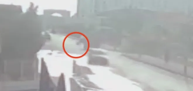 Sokak köpeklerinin kovaladığı kız çocuğu kamyonun altında kaldı! Dehşet anı kamerada