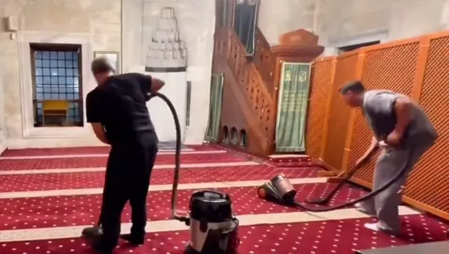 mesut-ozil-uskudardaki-semsi-ahmet-pasa-camiini-temizlerken-goruntulendi-1724771876322.jpg Mesut Özil Üsküdar'daki Şemsi Ahmet Paşa Camii'ni temizlerken görüntülendi! - 2