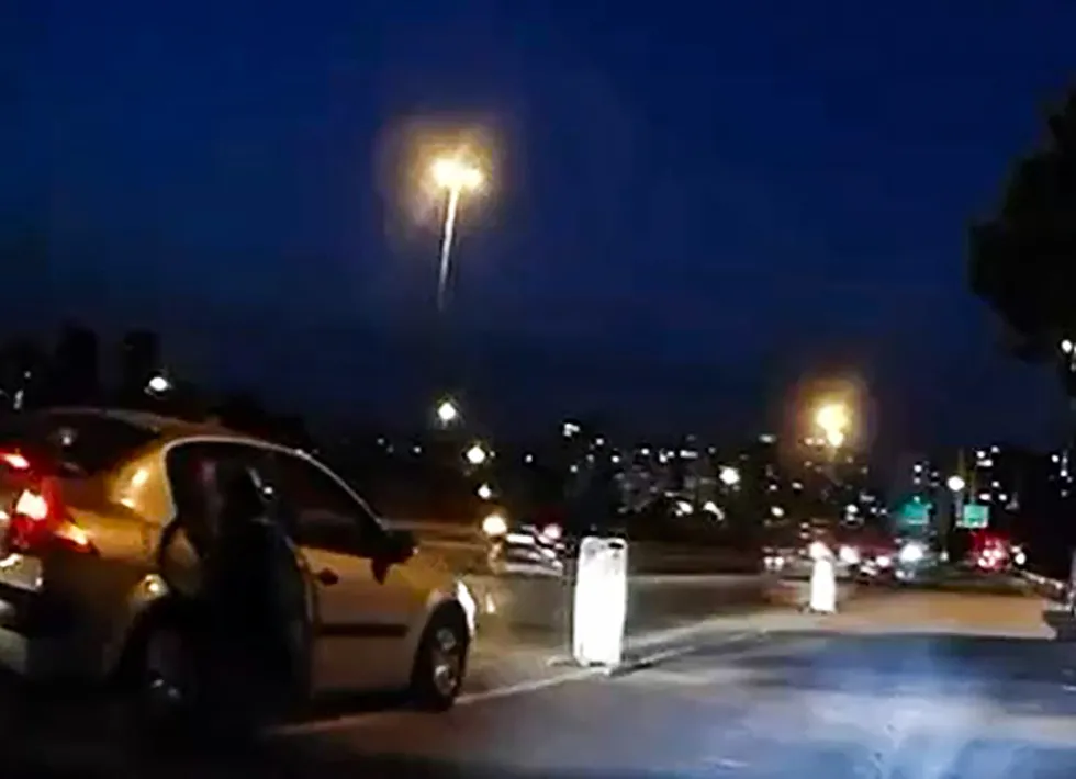 1789309755947.jpg Yol verme tartışması akılalmaz bir oyuna dönüştü: Sahte başkomiser yakayı ele verdi - 1