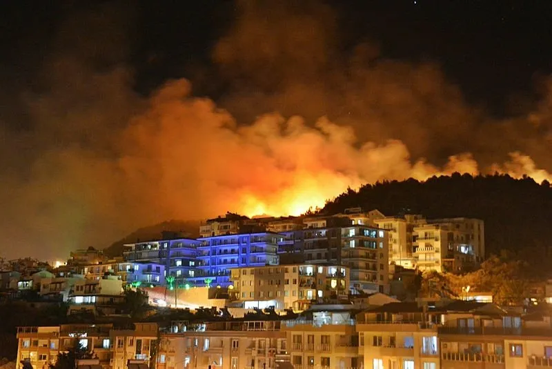 Izmir Dikili De Korkutan Yangin