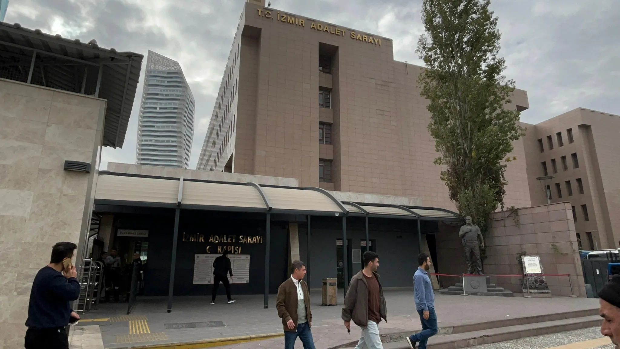 İzmir'de Okul Tehditleri Üzerine Başlatılan Soruşturma Kapsamında 2 Tutuklama, 25 Kişiye Adli Kontrol Uygulandı