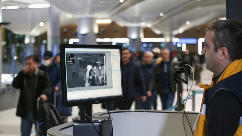 Çin'den gelen yolcular termal kamera ile kontrol edildi