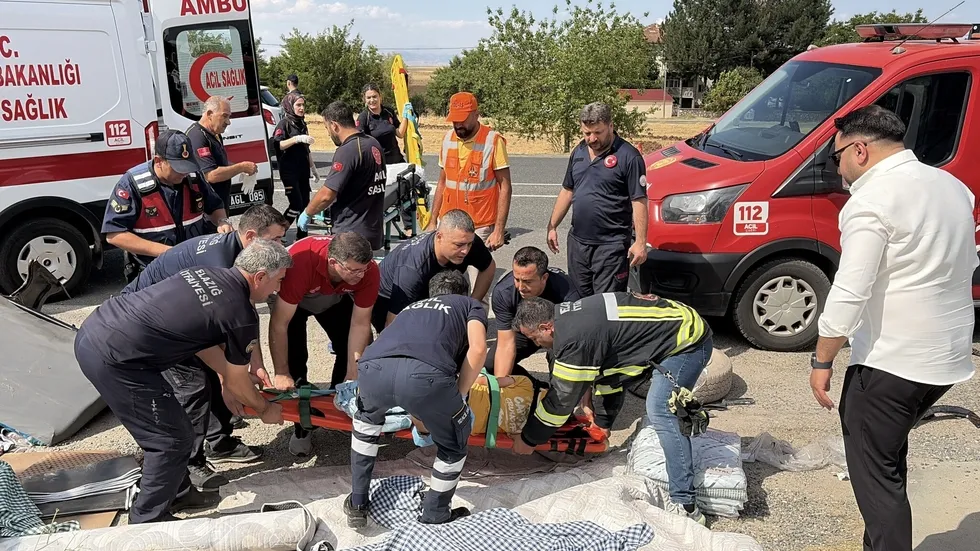 Elazığ’da minibüs ile hafif ticari araç çarpıştı: Üçü çocuk 7 kişi yaralandı - 1