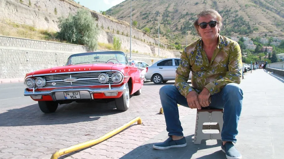 1960 model klasik otomobilini bir zamanlar Zeki Alasya'nın kullandığını tesadüfen öğrendi!