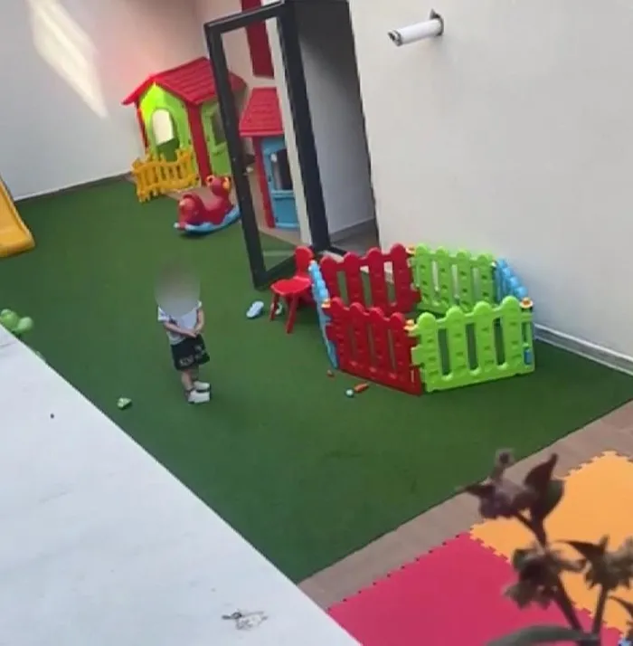 okulun-bahcesinde-bekledi-gozyaslarina-boguldu-anne-okuldan-sikayetci-1724322551420.jpeg Bahçede unutulduğu iddia edilen çocuk