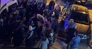 Kazaya karışan motosikletlinin ayağı pedala sıkıştı!