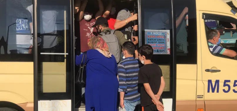 Minibüslerde tıka basa yolculuk devam ediyor! Esenyurt’ta sosyal mesafesiz yolcu taşıyan minibüslere ceza yağdı