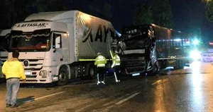 Kontrolden çıkan TIR park halindeki 2 TIR’a çarptı!