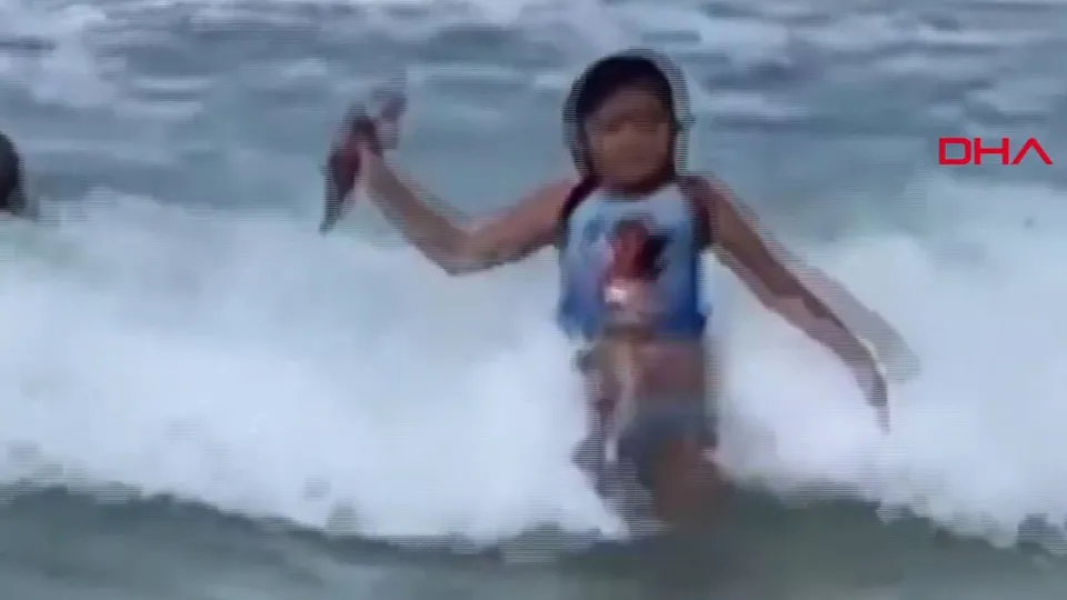 Denizde korkunç anlar kamerada! Küçük kız köpek balığını son anda fark etti