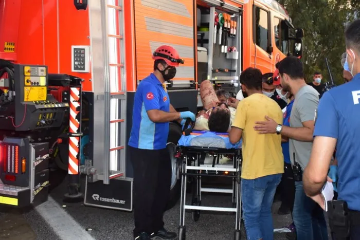 İzmir'de feci kaza! TIR emniyet şeridindeki TIR'a çarptı: 2'si ağır 3 yaralı - 3
