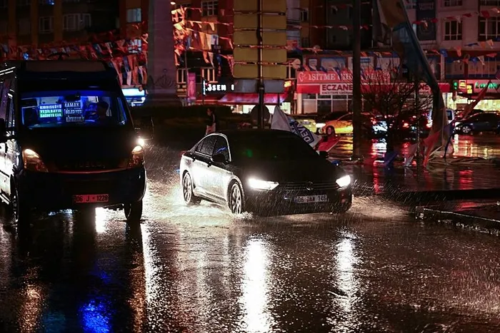 ankarada-saganak-yagis-hayati-olumsuz-etkiledi-trafik-aksadi-1711396611354.jpeg Ankara'da sağanak yağış hayatı olumsuz etkiledi! elektrik direği devrildi: Trafik aksadı - 1