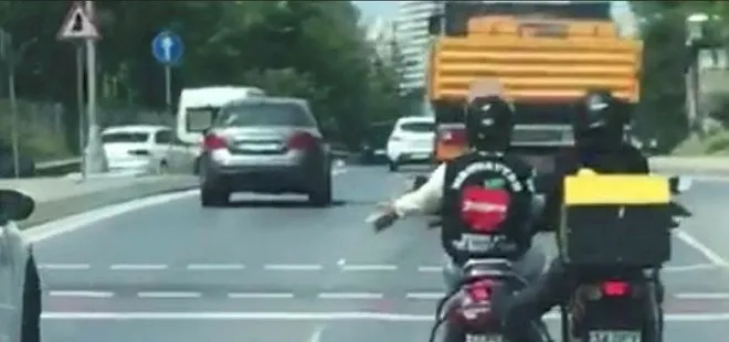İstanbul’da tehlikeli yolculuk! Benzini biten motosikleti ayağıyla itti