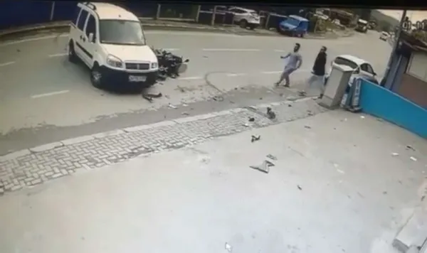 1635928706212.jpg Beykoz'da akılalmaz kaza: Camdan arabanın içine düştü - 1