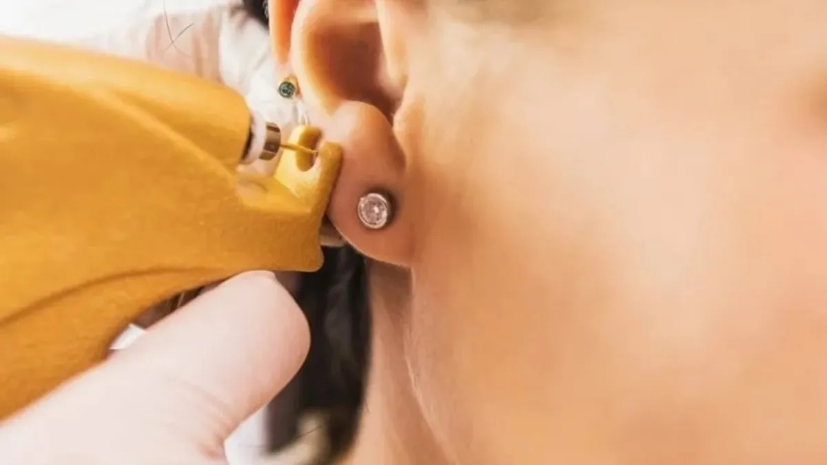 Uzmanı aileleri uyardı: Çocuklarda dövme ve piercing tehlikesi