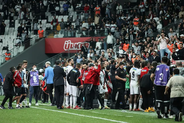 Beşiktaş - Adana Demirspor maçına damga vuran an! Balotelli Sergen Yalçın’ın yıllar önce beyinsiz söylemini unutmadı! İşte o hareket...