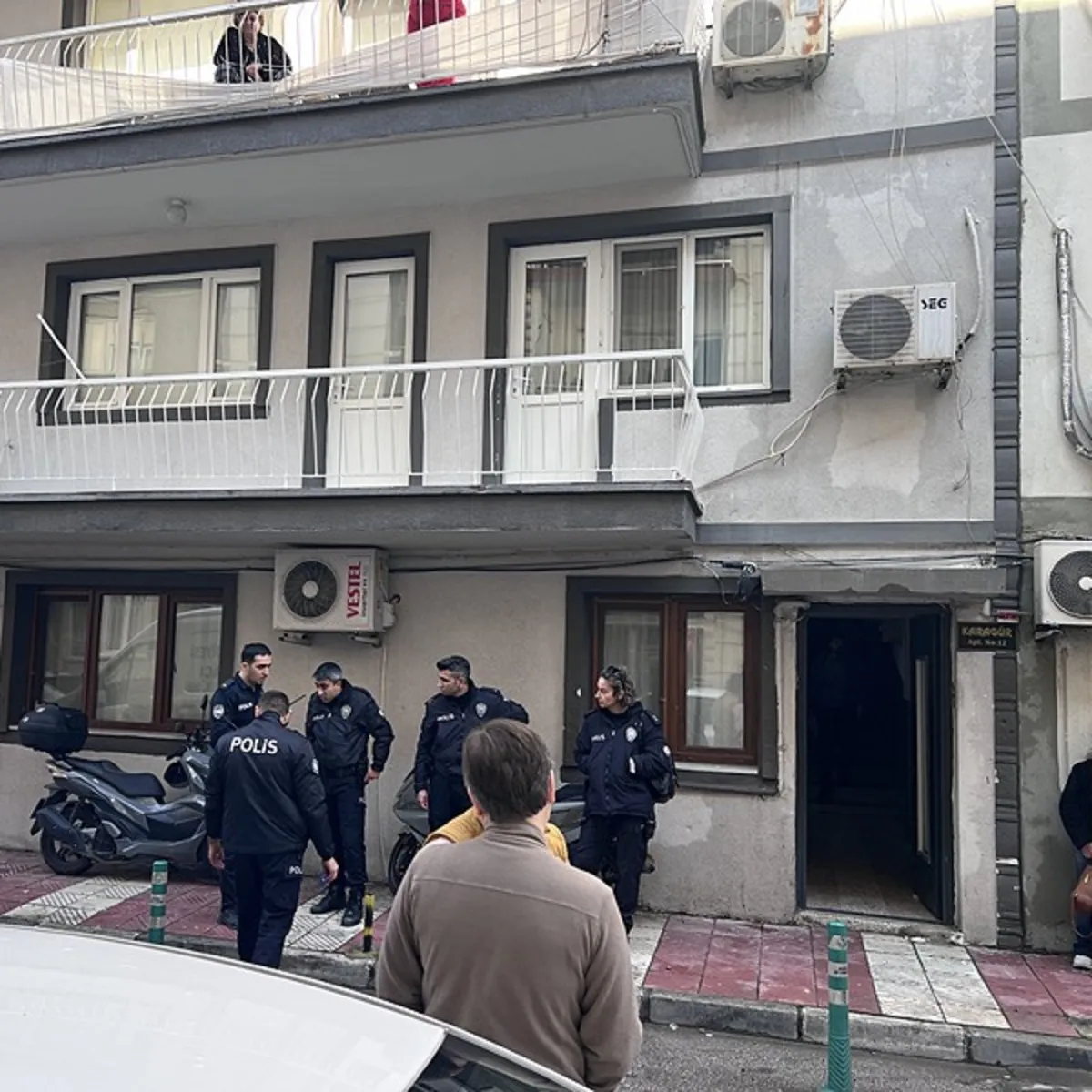 83 yaşındaki adam eşinin boğazını kesti! Torunlara telefon: Babaannenizi öldürdüm