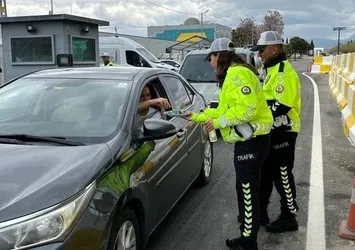 Trafik polisinden sürücülere tatlı ikramı!