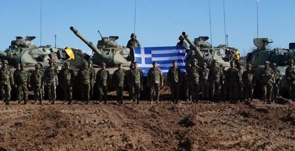 Yunanistan ateşle oynuyor! Ege’de yeni tahrik: Rodos ve Midilli’de saldırı helikopterleri, tankçı ve topçu birlikleri...