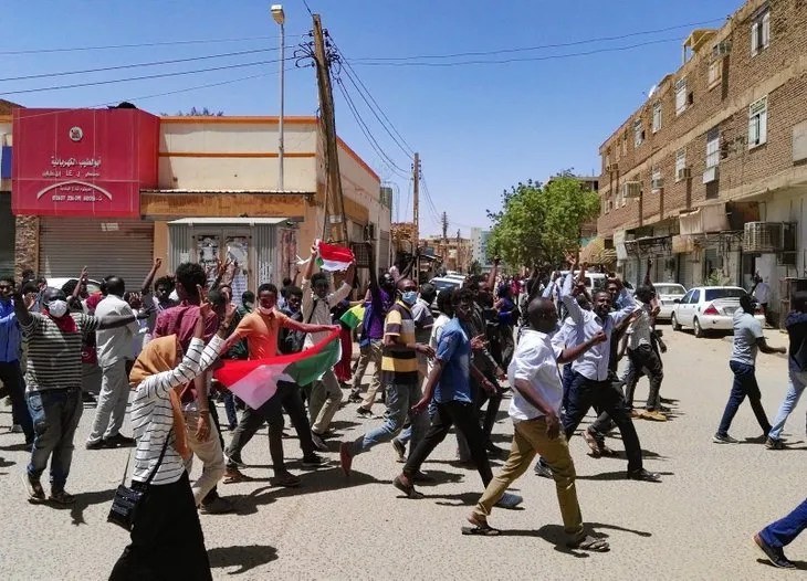 Sudan karıştı! Ordunun ana karargahına girdiler