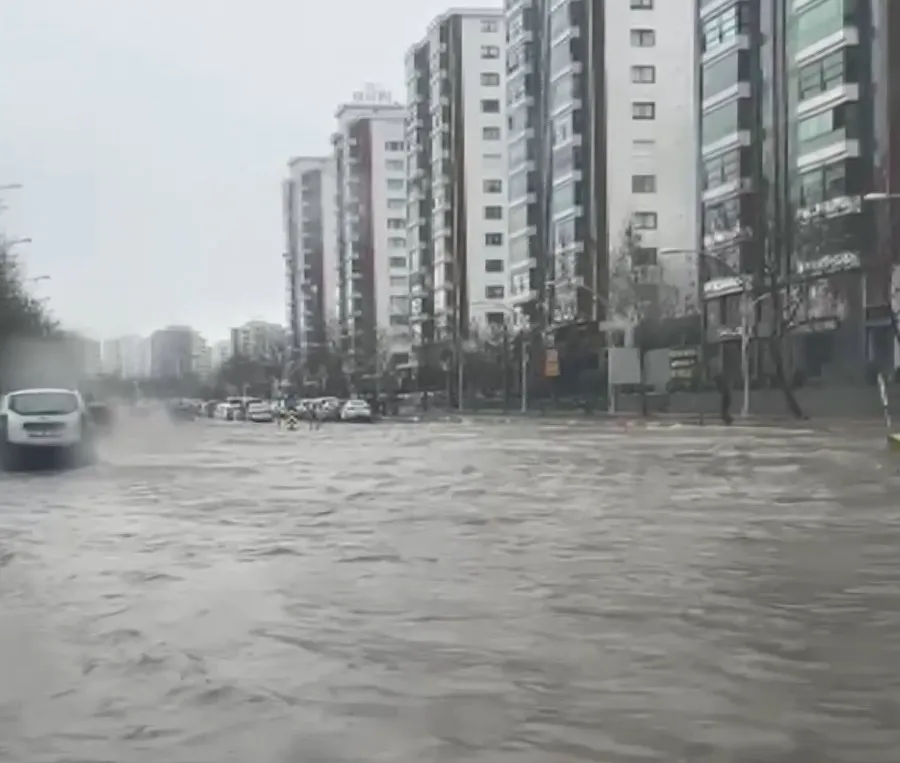 saganak-guneydoguyu-vurdu-sokaklar-nehre-dondu-1774195354214.jpg Sağanak Güneydoğu’yu vurdu! Sokaklar nehre döndü - 6