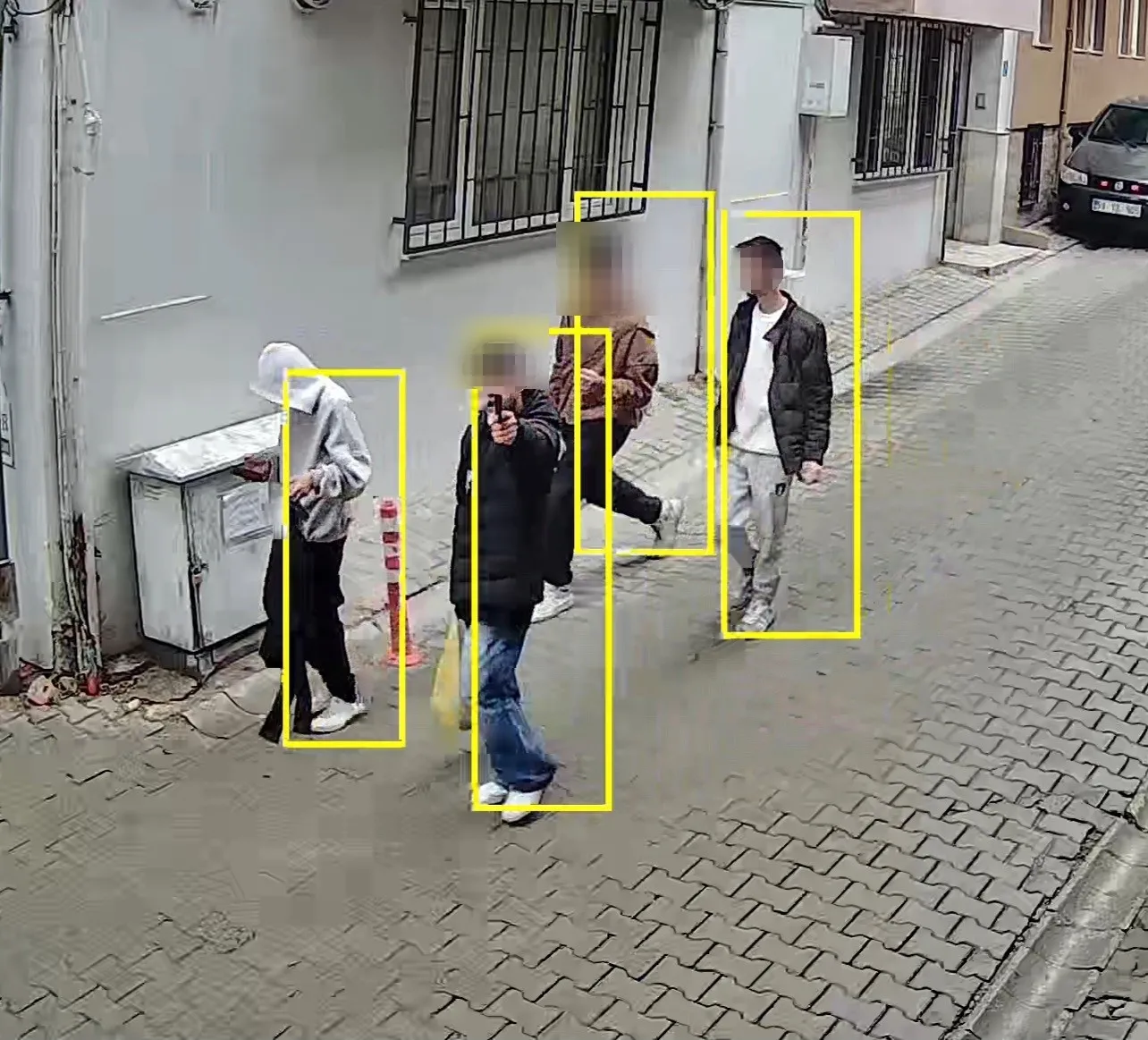 Sokaktaki silahlı gençler korkuttu! Gerçek sonradan ortaya çıktı