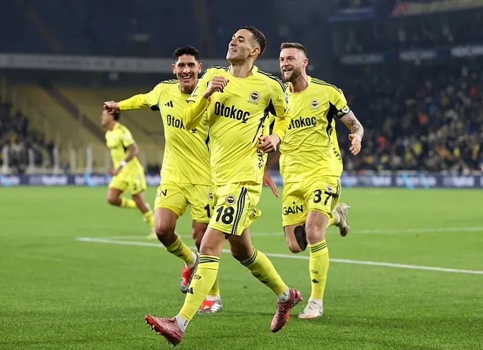 fenerbahceden-evinde-resital-kanarya-3-puani-4-golle-aldi-1765825492093.jpeg Fenerbahçe oyuncusu Mert Müldür (18) attığı golün ardından takım arkadaşlarıyla sevinç yaşadı (AA)