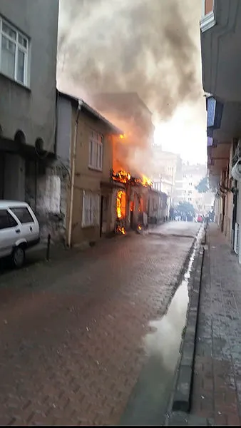 son-dakika-istanbul-sislide-gecekonduda-yangin-1675093948511.jpg Son dakika: İstanbul Şişli'de gecekonduda yangın - 2