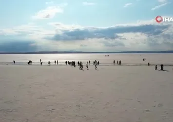 Tuz Gölü ziyaretçilerin akınına uğruyor