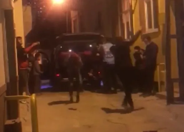 Trabzon’da koronavirüs tehdidini hiçe sayıp yol ortasında kolbastı oynadılar - 1