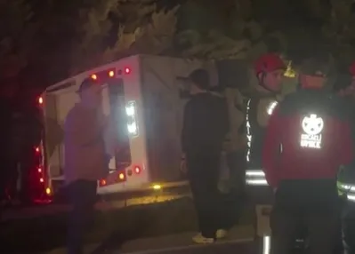 Gebze’de işçileri taşıyan midibüs devrildi