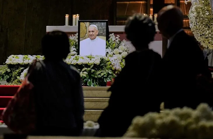 Papa gitti, koltuk savaşı kızıştı! Papalık yarışında ayak oyunları: Lobicilik hız kazandı