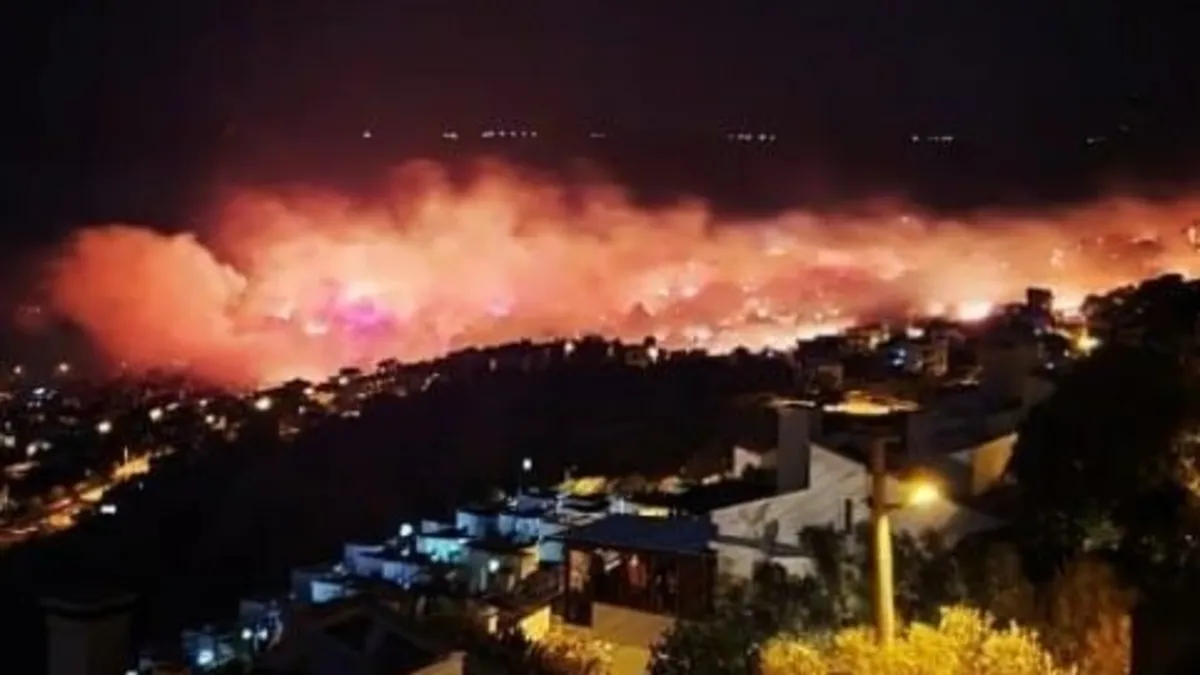 Dikili'deki yangın evlere sıçradı: 11 ev zarar gördü