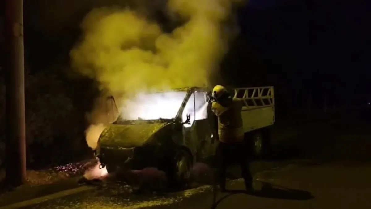 Hatay'da park halindeki kamyonet cayır cayır yandı