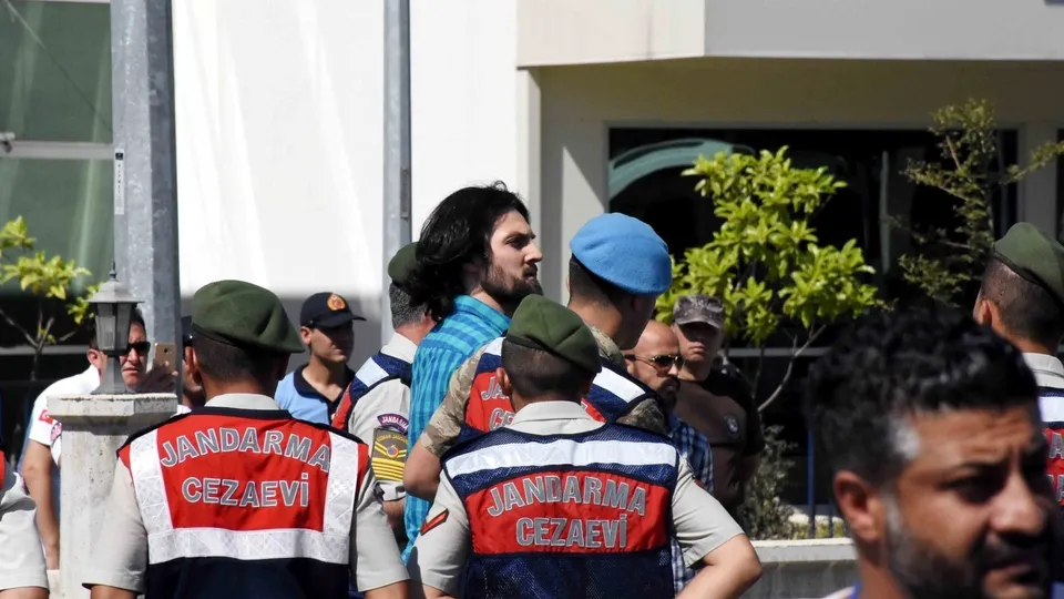'Hero'ya karşı 'traitor' tişörtü
