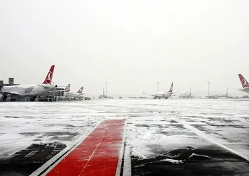 Karadeniz'de hava yolu ulaşımına kar engeli!