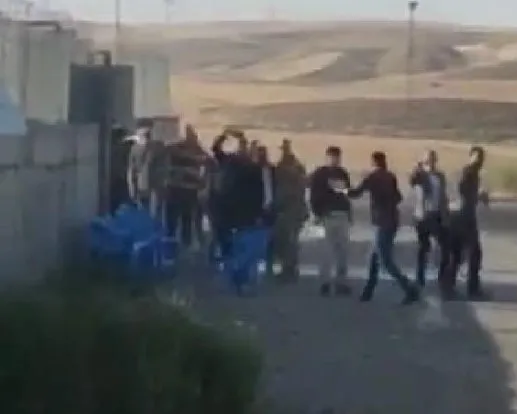 diyarbakirda-ortalik-savas-alanina-dondu-1i-asker-3-kisi-yaralandi-1665996458134.jpg Diyarbakır’da ortalık savaş alanına döndü! 1’i asker 3 kişi yaralandı - 1
